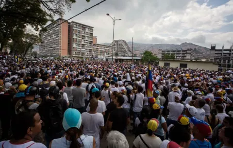 Venezolanos piden habilitar visa estampada en otros países