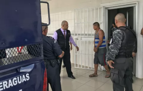 Dos hermanos policías y su padre, detenidos por venta de drogas