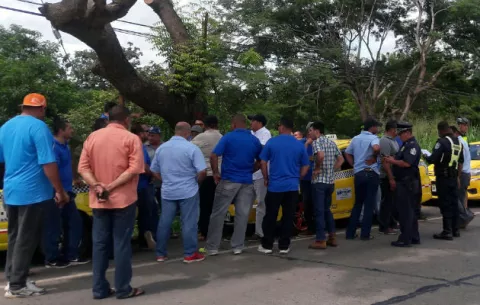 Taxistas de La Villa de Los Santos cuestionan medida de la ATTT