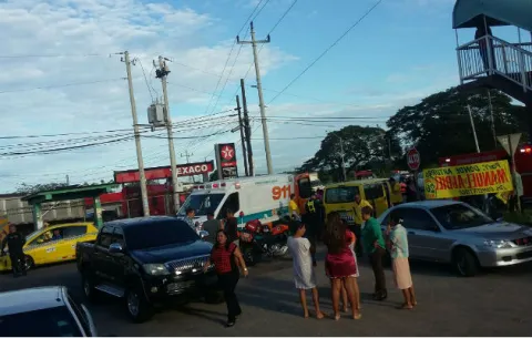 Sedán impacta a bus colegial; hay siete niños heridos, en La Espigadilla