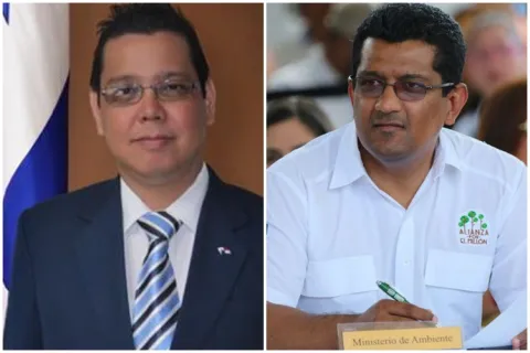 Pegan solicitud de renuncia a Félix Wing, en la puerta de su casa