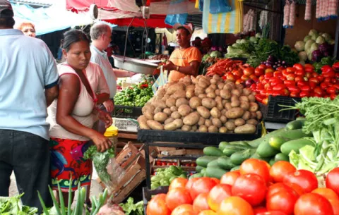 Situación económica en el país afecta ventas en el mercado de abastos