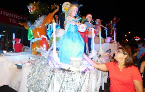 Caballos de pasos con luces en desfile de Navidad de Las Tablas