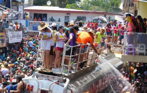 Prohíben venta de comida durante carnaval en parque Bolívar de La Villa