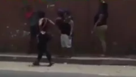 Madre le entra a palo a sus hijos por participar en los saqueos en Colón