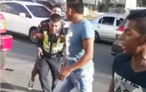 Secretario de bus pirata y policía se van a los golpes en San Isidro
