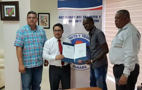 ATTT contrata a hombre que salvó la vida a una mujer en Pueblo Nuevo
