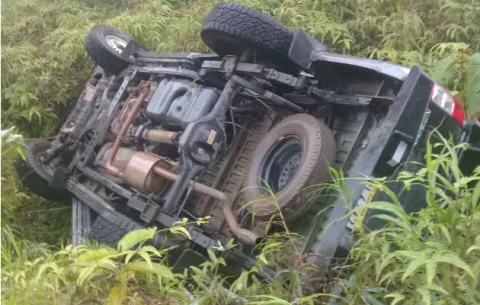 ¡Misterio! Encuentran vehículo volcado en la vía a Guabal en Santa Fe