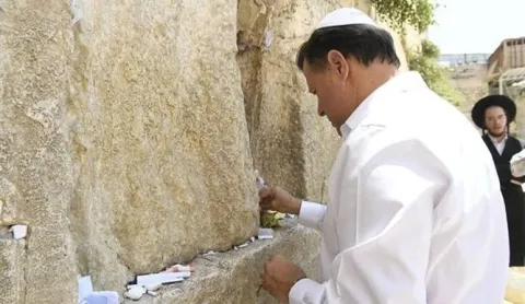 Varela se coloca un kippah y reza en el Muro de los Lamentos