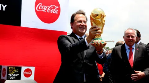 Varela llevará a Lorena y la esposa de "Negrito" Quintero a Rusia