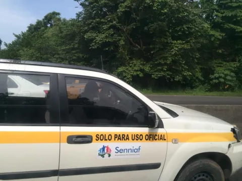Conductor de vehículo de la Senniaf con lata de cerveza cerca al volante