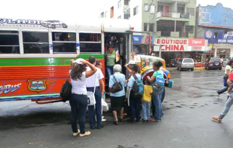 Solicitan carril especial para buses del Oeste en horas pico