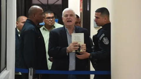 Defensa de Ricardo Martinelli a la espera de decisión sobre estado de salud del expresidente