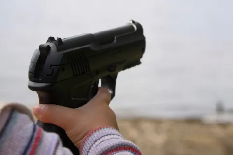 Una menor de edad hiere a su hermana con un arma de fuego mientras jugaban