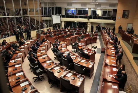 Aumento de salario y blindaje a los diputados, artículos aprobados en el primer debate de las reformas constitucionales