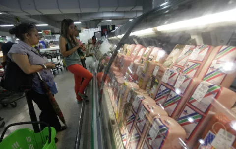 Comercios mantienen el precio de los tres cortes de carne que salieron de la regulación, según Acodeco