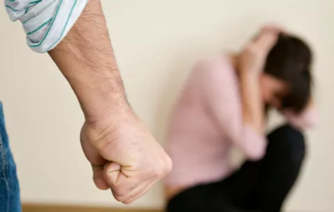 Hombre cegado por los celos quema con una plancha parte íntima de su pareja