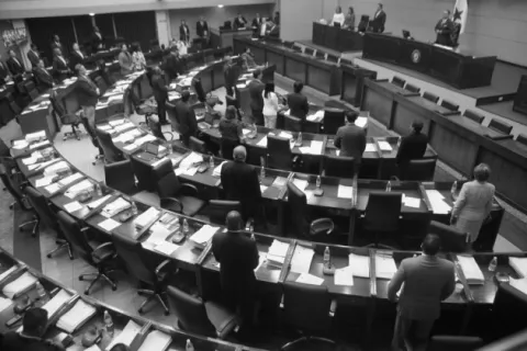El país no puede estar implorándole a los políticos que declaren sus bienes