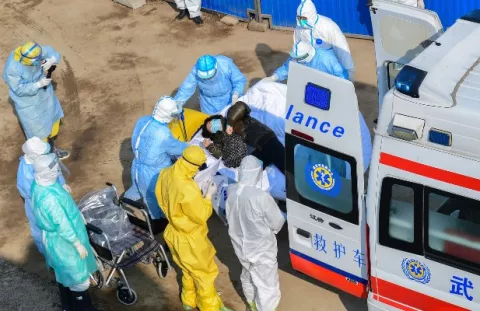 Autoridades chinas piden calma mientras intentan revertir la propagación del coronavirus