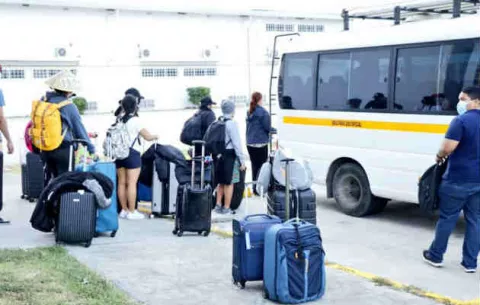 Jóvenes repatriados de China vuelven a sus hogares tras 14 días de aislamiento