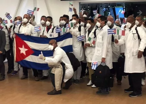 ¿Por qué los médicos cubanos cotizan al alza en la crisis del COVID-19?