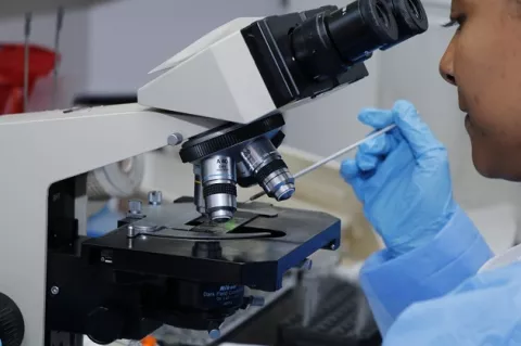 ¿Cuáles son las pruebas de laboratorio más relevantes que se utilizan para diagnosticar COVID-19?