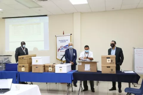 Nueve compañías participan en el acto de apertura de ofertas para el diseño y construcción del Centro de Control Nacional de Frontera de Paso Canoas