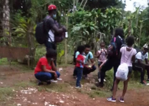 Migración costarricense abandona a grupo de haitianos en Cañas Gordas, distrito de Renacimiento