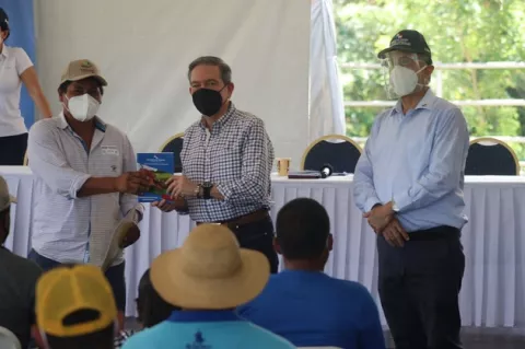 Gobierno desembolsa  430 mil dólares a productores colonenses