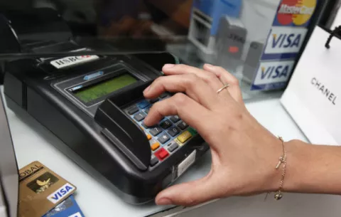 Uso de tarjeta de débito en Panamá aumentó un 44% en el último trimestre de 2020