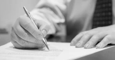 Cuidado con firmar un contrato sin leerlo