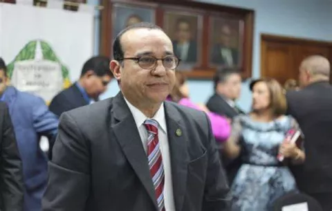 Rector de la Universidad de Panamá, Eduardo Flores, se postula en busca de la reelección