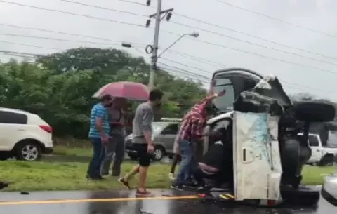 Triple colisión en Boquerón causa la muerte de un expelotero y deja varios lesionados