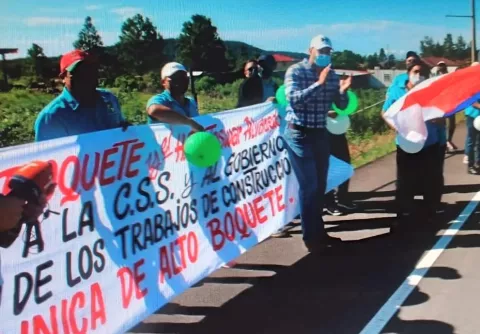 Boqueteños protestan exigiendo se finalice la construcción de policlínica de la CSS