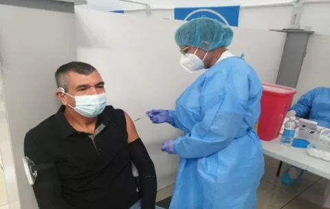 Panamá coloca dos dosis de vacunas contra la covid-19 al 80.3% de la población de 12 años en adelante