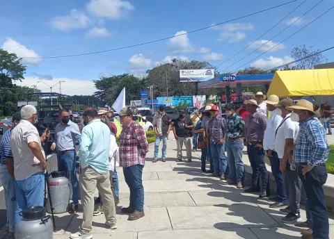 Productores de ganado de leche protestan en la entrada de Boquerón