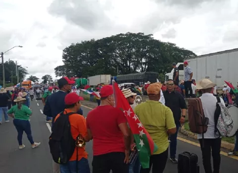 Docentes y transportistas cierran el puente sobre el río David en Chiriquí