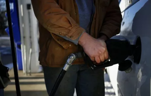 ¡Confusión! Autoridades confirman que el combustible a $3.25 estará disponible la tarde de este lunes