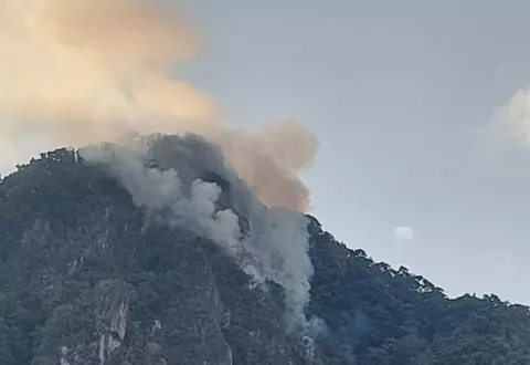 Sin controlar incendio forestal en la colina Cerro Punta
