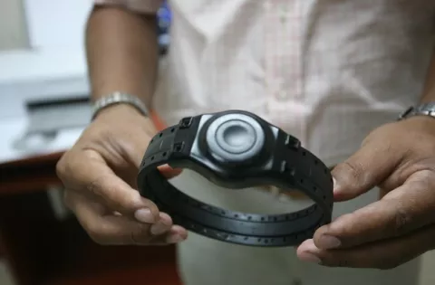 Brazalete electrónico: ¿cómo funciona y a quién involucra?