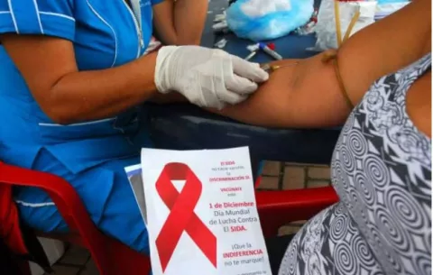 Aprueban norma de adherencia al tratamiento antirretroviral