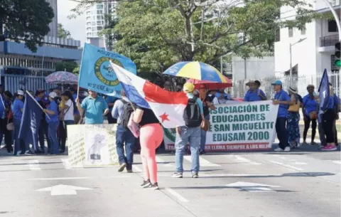 Docentes declaran 48 horas de paro y mantienen protestas