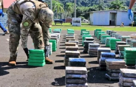 Incautan 1,316 kilos de droga y arrestan a dos colombianos