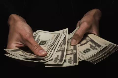 ¿Cuánto acaparan los milmillonarios de la región?