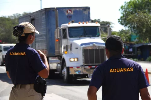 Denuncian una supuesta red de corrupción en la   Aduanas