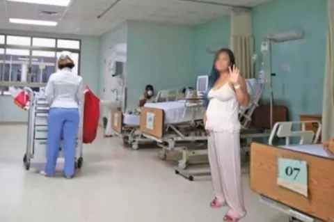 Mujer de la muñeca sigue presa en casa al caerse audiencia