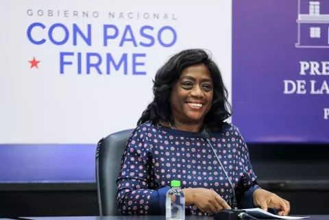 Lucy Molinar: Las computadoras de los estudiantes van a costar $358 y la de los docentes $475