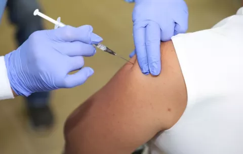¿Por qué es importante que las personas mayores de 50 años recuperen su tarjeta de vacunación?