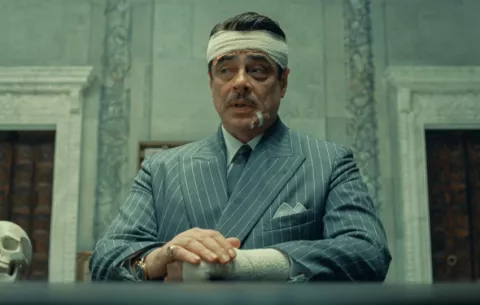 'El Esquema de Fenicio': intriga y familia al estilo Wes Anderson