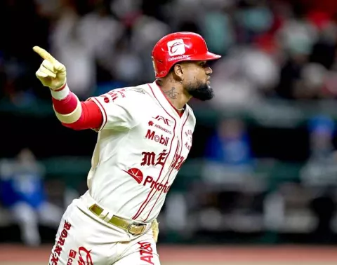 Batazo del panameño Allen Córdoba lidera a los Diablos en la final del béisbol mexicano